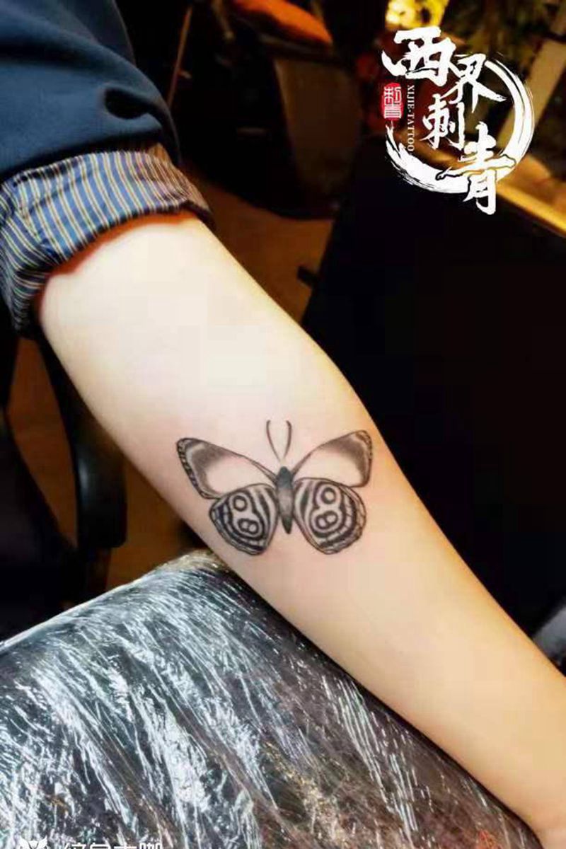 蝴蝶纹身图片_手臂图腾点刺纹身图案