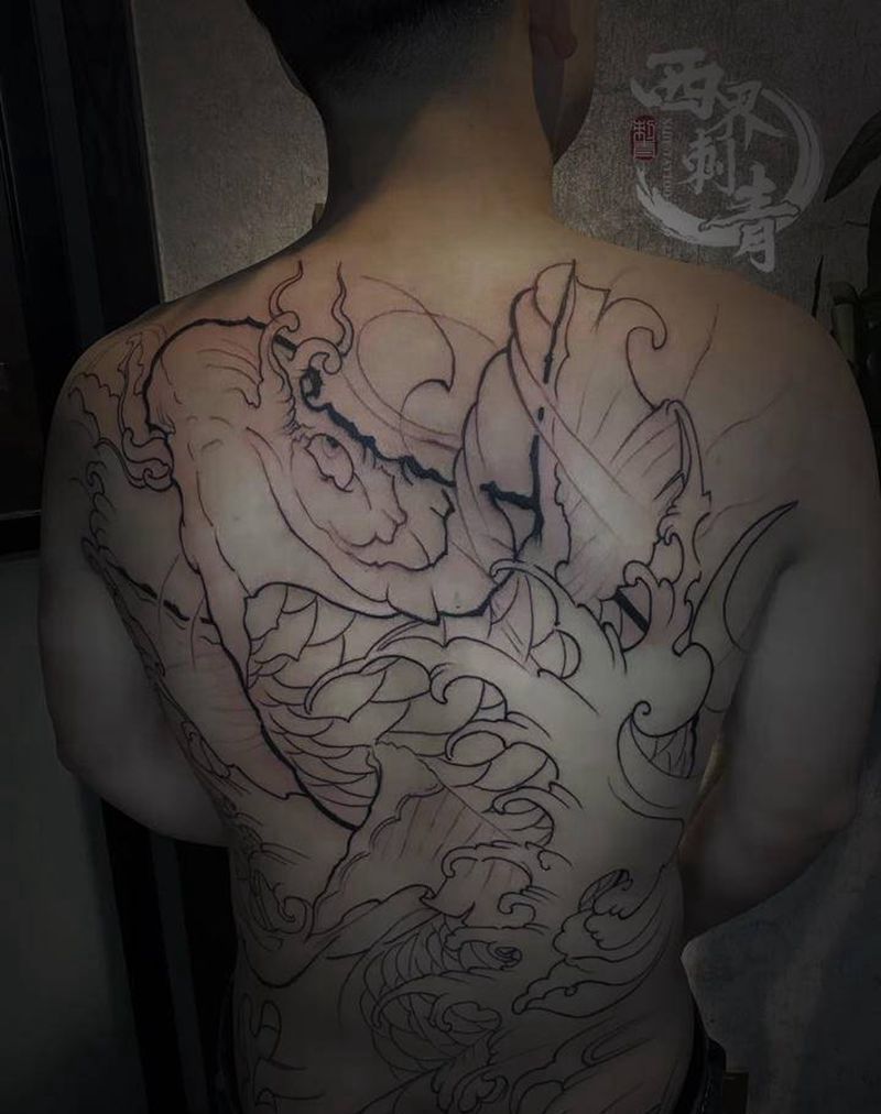 满背鲤鱼纹身图片_背部新传统纹身图案