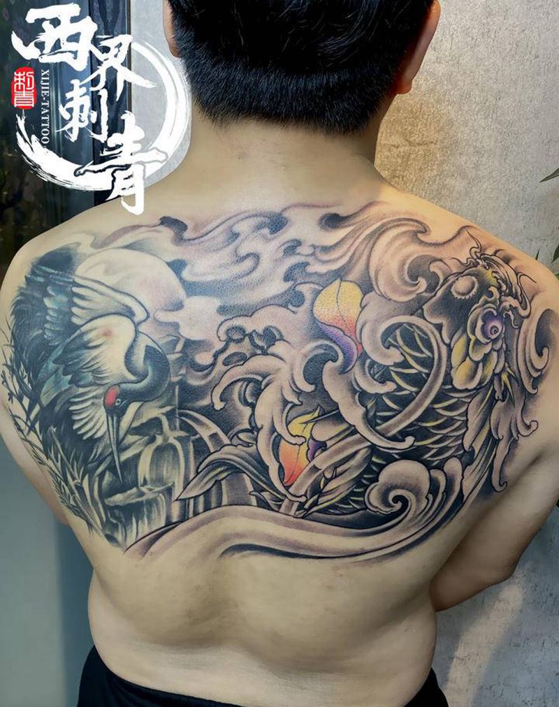 半背鲤鱼纹身图片_肩部背部新传统纹身图案