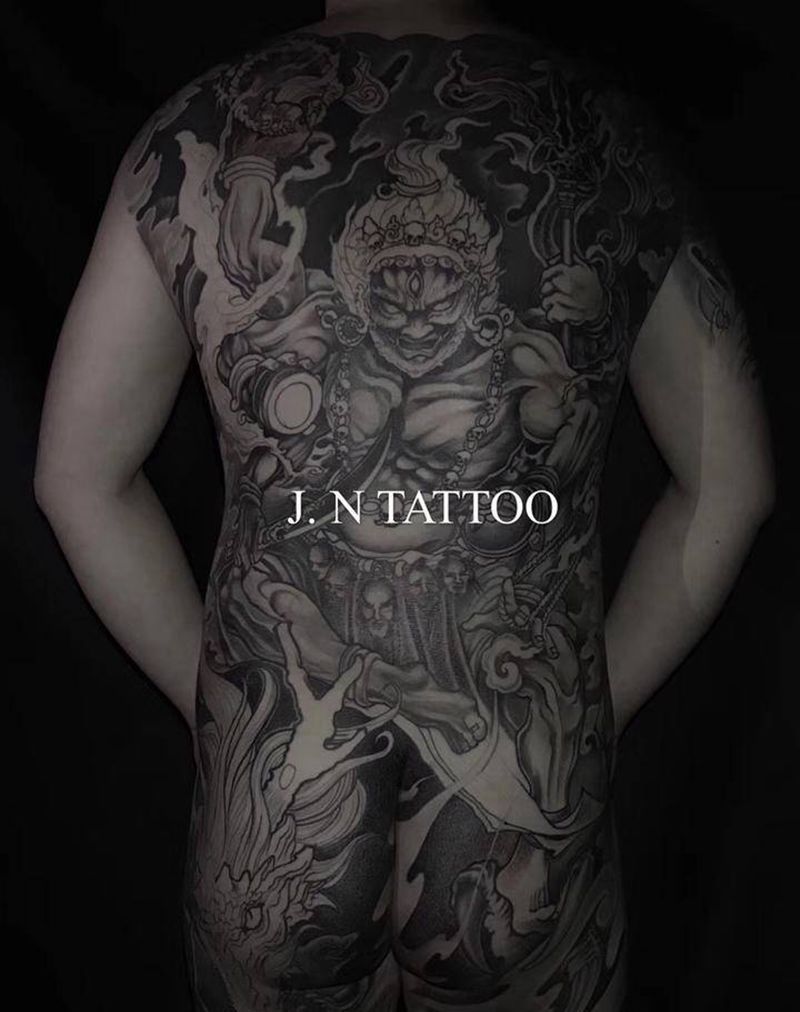 未完成纹身图片_背部新传统纹身图案