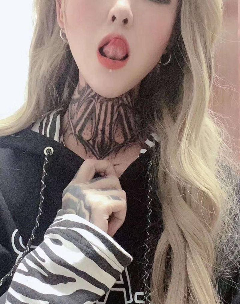 买家秀纹身图片_颈部花体字纹身图案