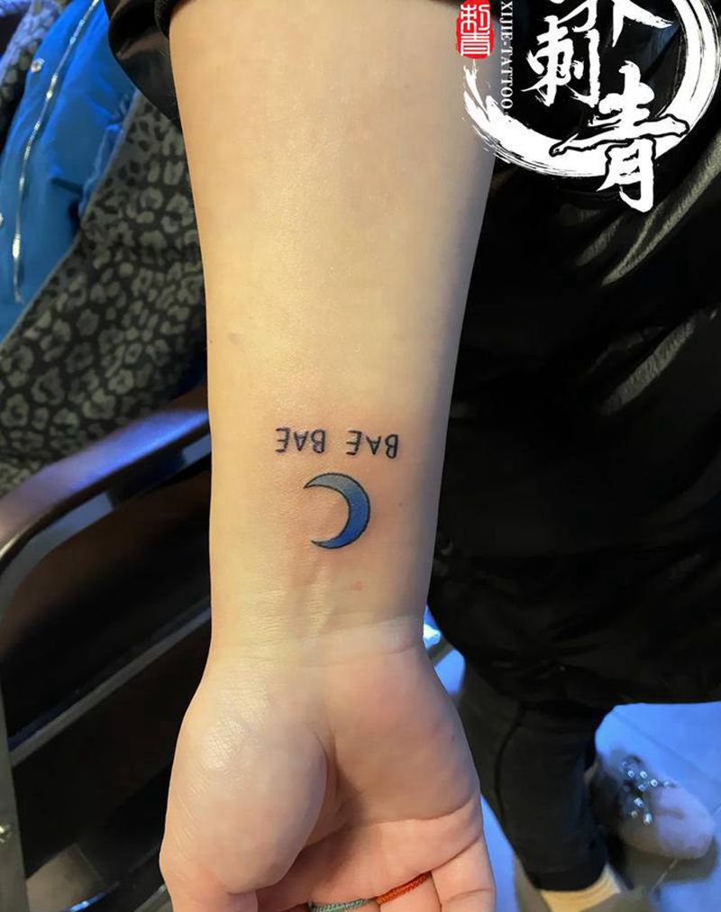 月亮 字母纹身图片_手臂小清新纹身图案