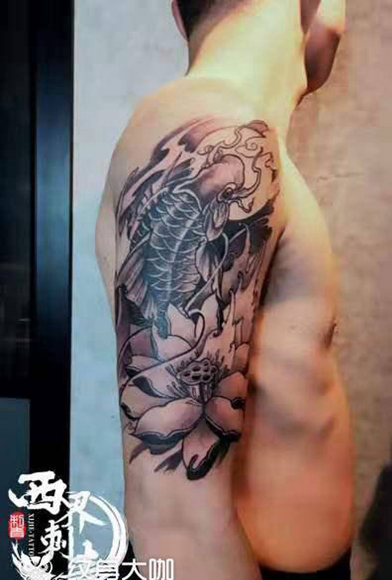 鲤鱼纹身图片_手臂新传统纹身图案