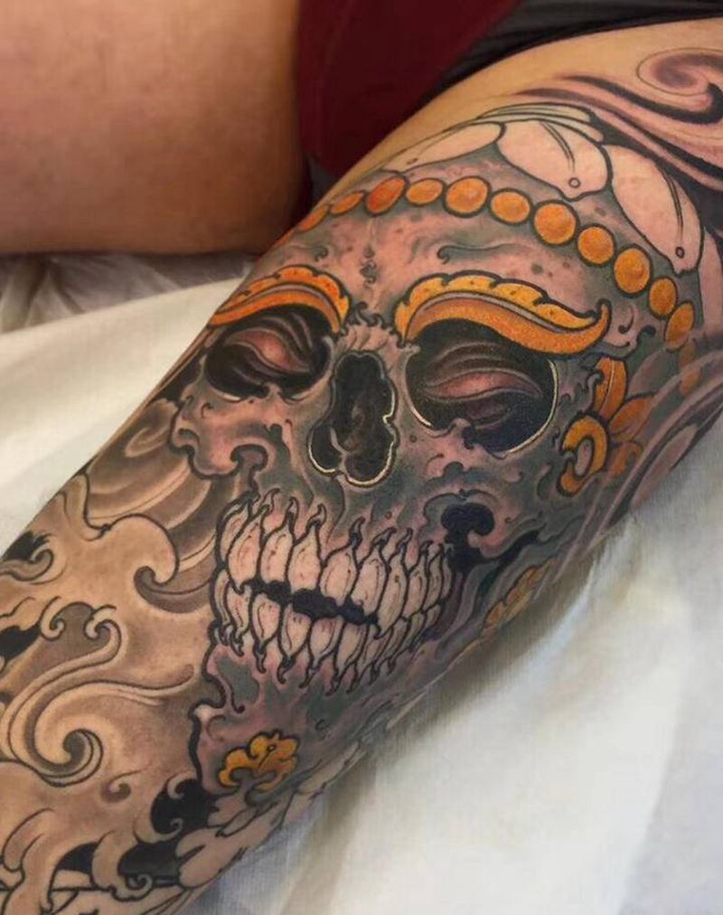 大腿嘎巴拉纹身图片_腿部纹身图案