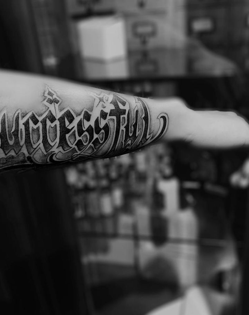 花体字母纹身图片_手臂花体字纹身图案