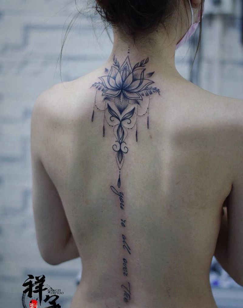 几何花与字母纹身图片_颈部背部点刺几何纹身图案