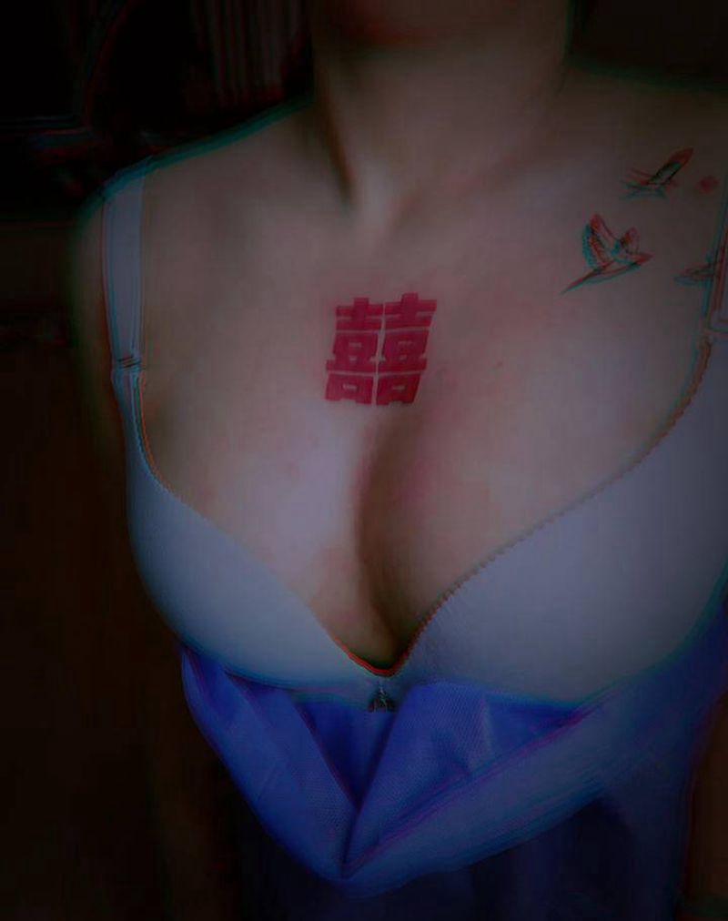 喜纹身图片_胸部花体字纹身图案