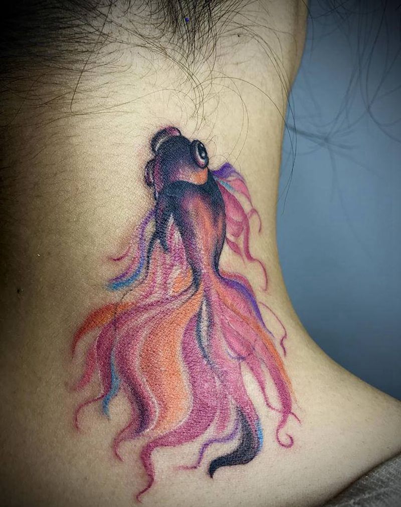 金鱼纹身图片_颈部新传统水彩金鱼goldfish纹身图案