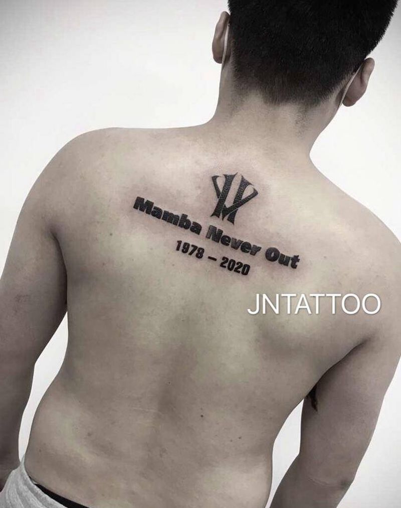 纪念科比纹身图片_背部几何纹身图案