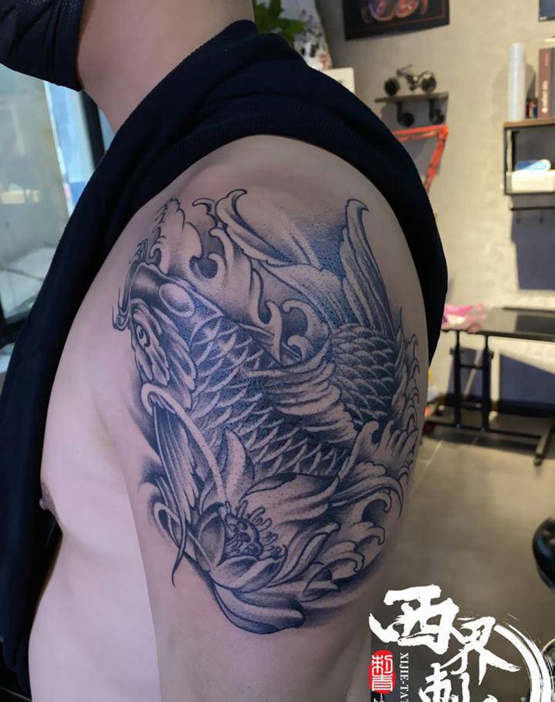 鲤鱼纹身图片_手臂肩部新传统纹身图案