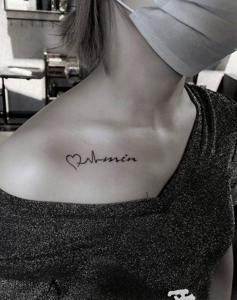 锁骨字母纹身图片_胸部肩部花体字纹身图案