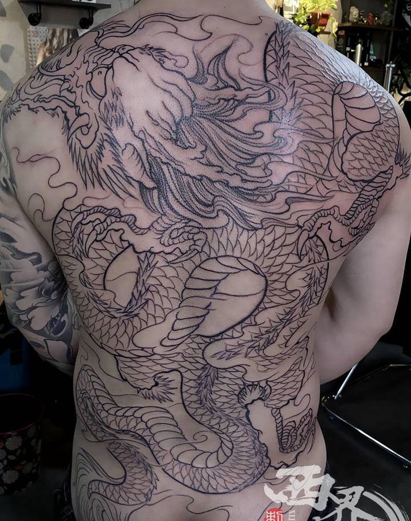 满背龙纹身图片_背部腰部新传统纹身图案