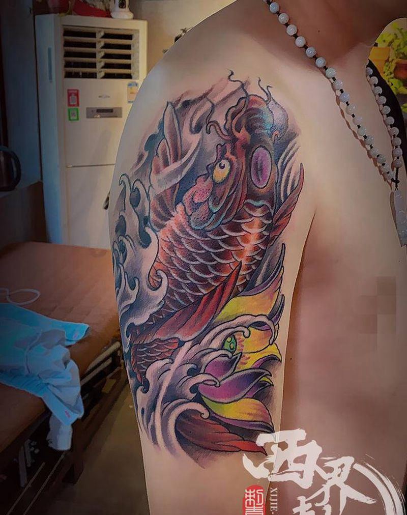 彩色鲤鱼纹身图片_手臂肩部新传统水彩纹身图案
