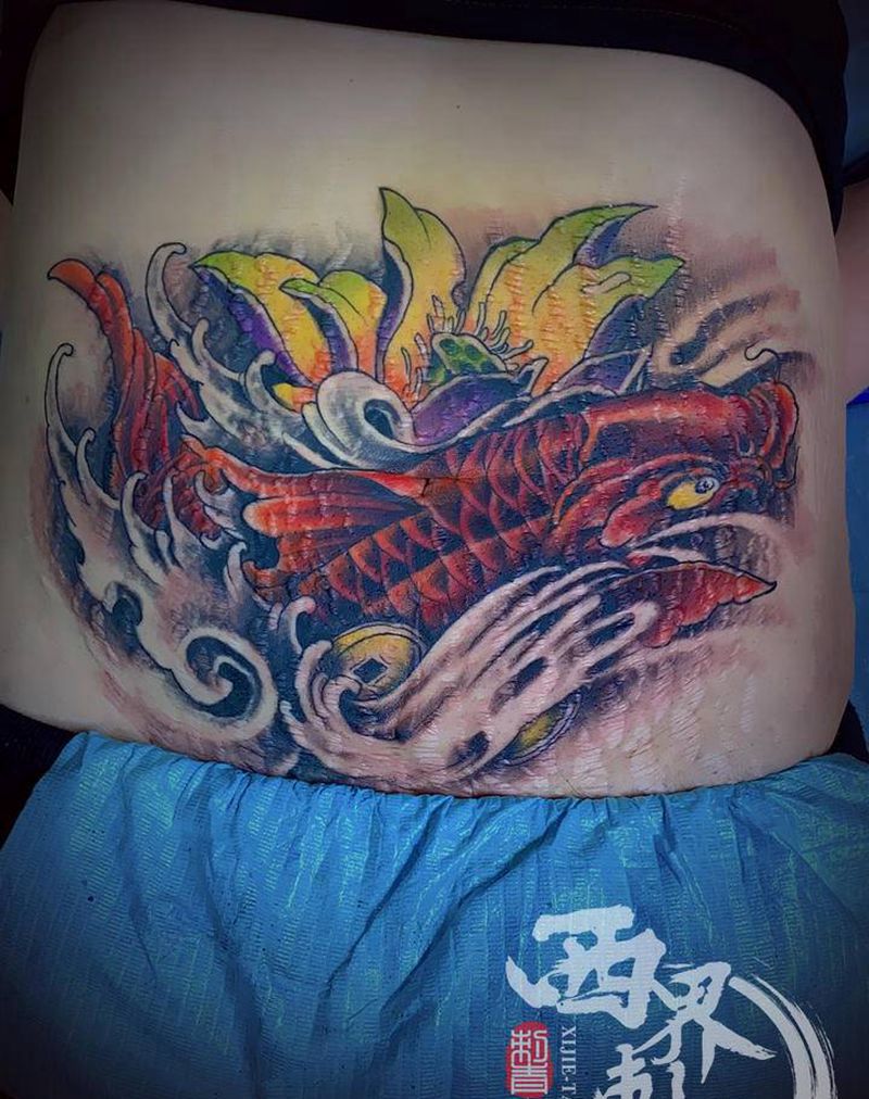 彩色鲤鱼遮盖纹身图片_腹部新传统纹身图案