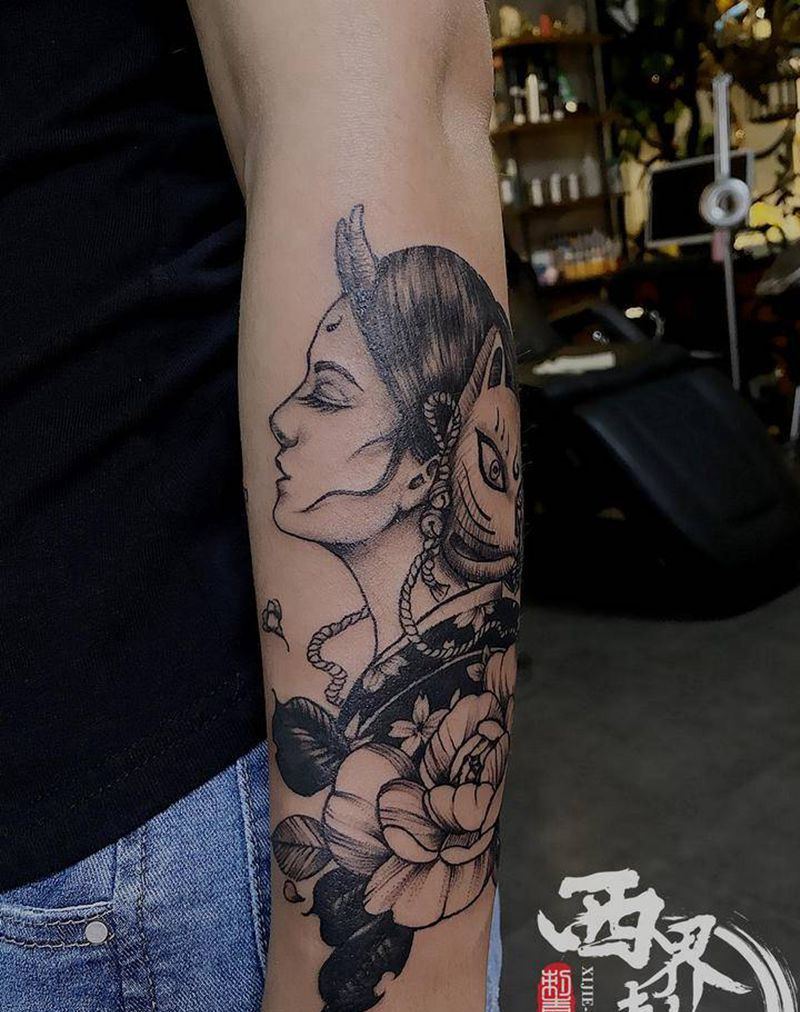 小臂艺妓素花纹身图片_手部新传统点刺纹身图案