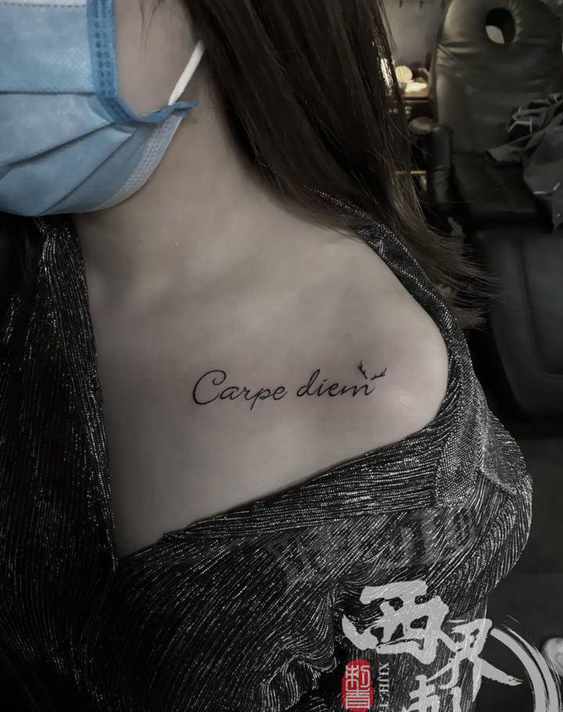 锁骨字母纹身图片_胸部肩部花体字纹身图案