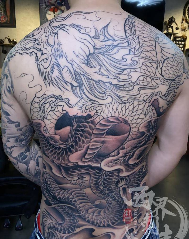 满背龙纹身图片_背部新传统纹身图案
