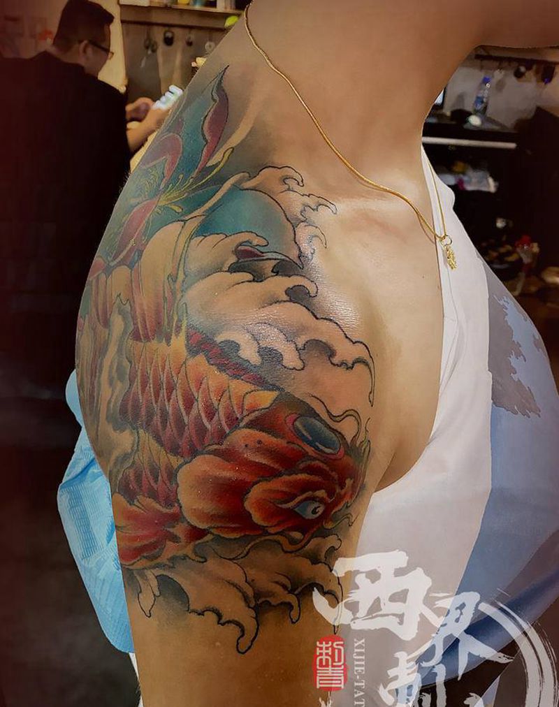 彩色鲤鱼遮盖纹身图片_肩部背部新传统水彩纹身图案