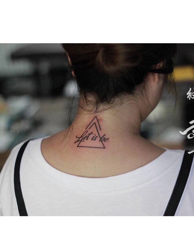 后颈字母纹身图片_颈部图腾纹身图案