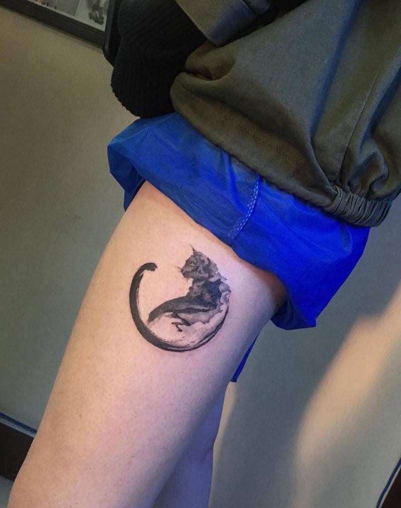 喵纹身图片_腿部水墨纹身图案