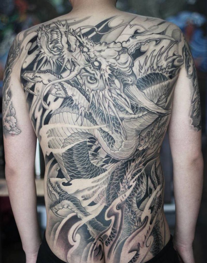 17年做的满背龙纹身图片_背部新传统纹身图案