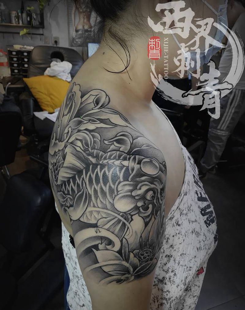 鲤鱼纹身图片_手臂肩部新传统老传统纹身图案