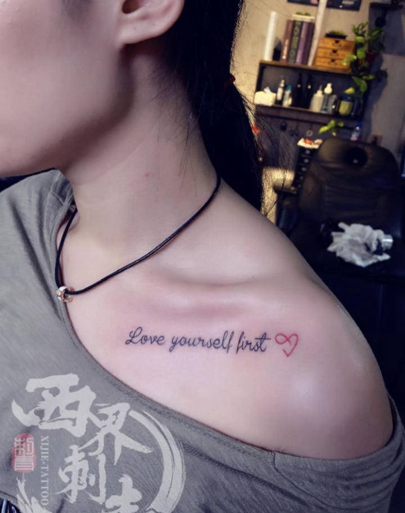 锁骨字母纹身图片_肩部胸部花体字点刺纹身图案