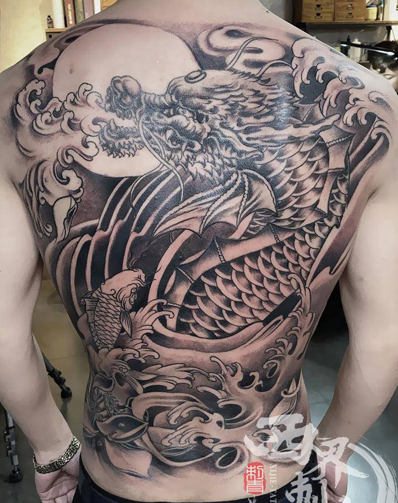 满背鲤鱼 鳌鱼纹身图片_背部腰部新传统老传统纹身图案