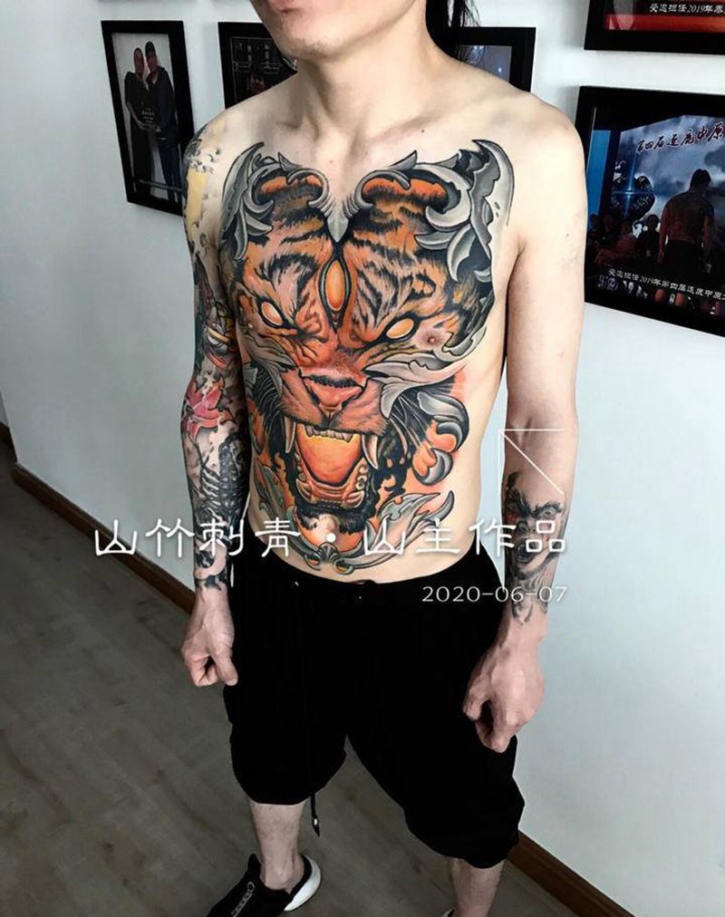 虎兄虎胸纹身图片_胸部新传统纹身图案