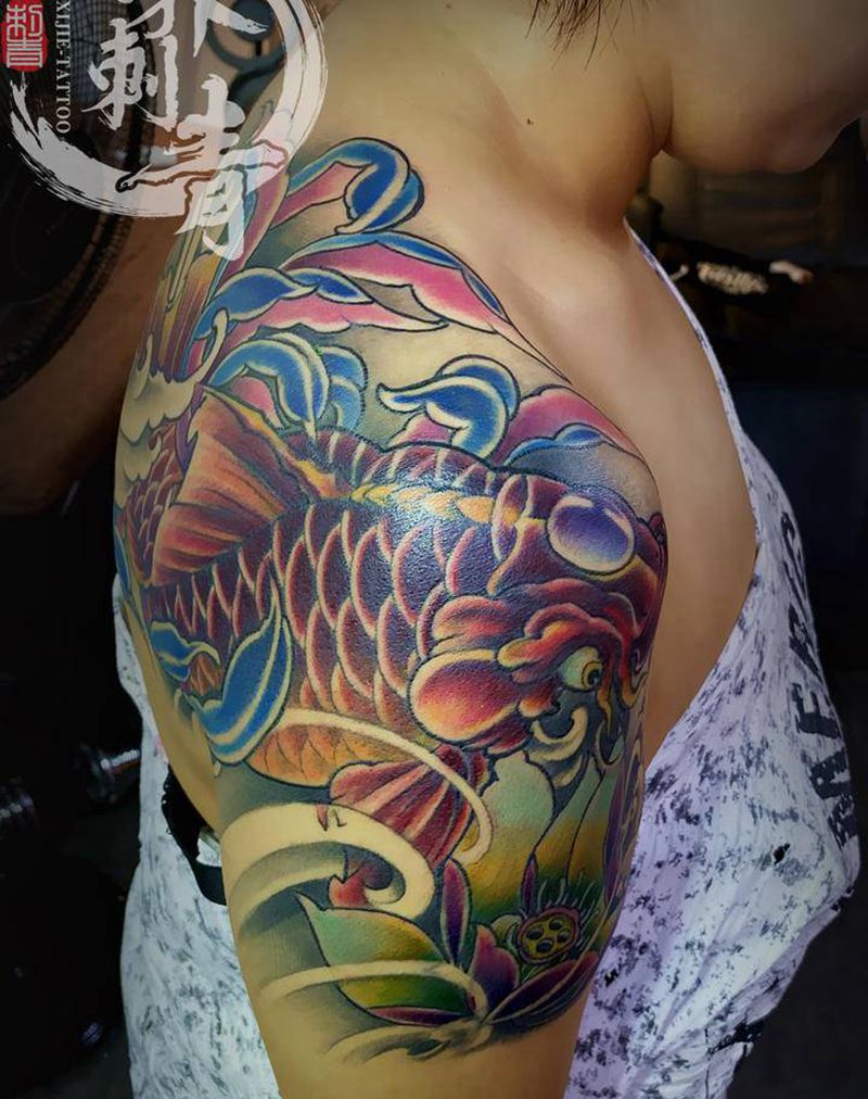 彩色鲤鱼纹身图片_肩部手臂新传统老传统纹身图案