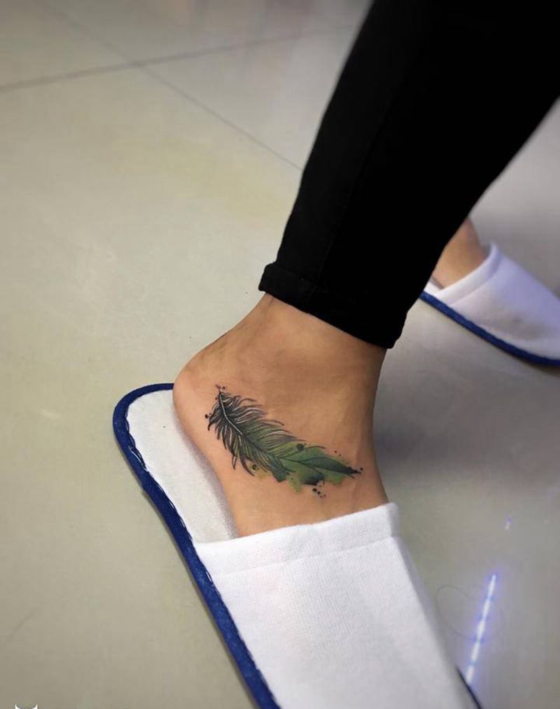 彩色羽毛纹身图片_脚部水彩纹身图案