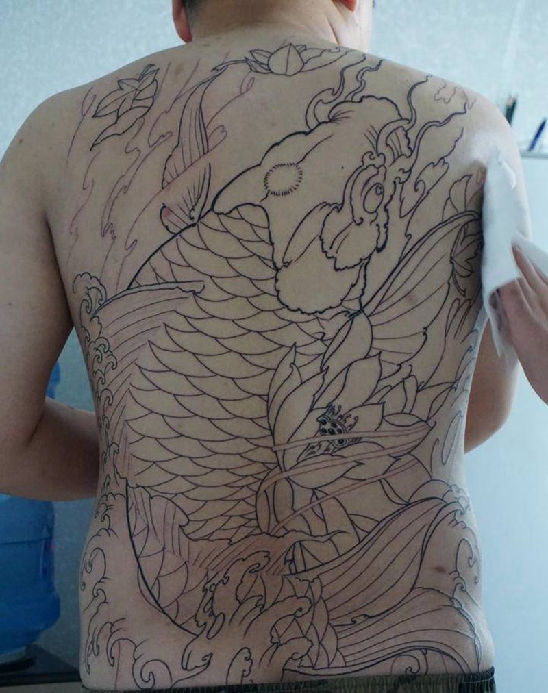 满背锦鲤线条纹身图片_背部新传统纹身图案