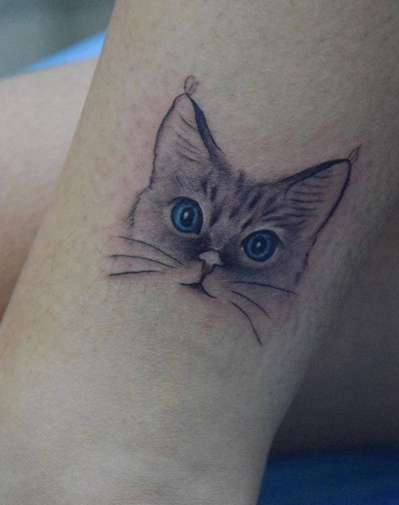 猫纹身图片_腿部点刺纹身图案