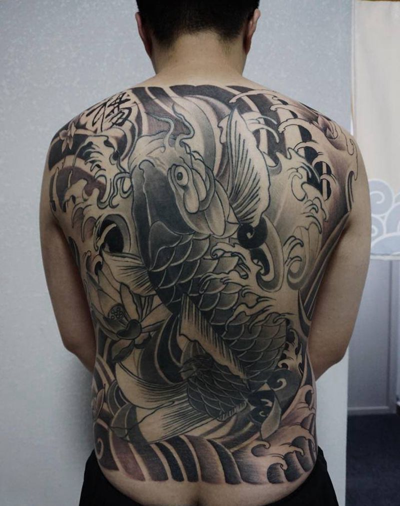 满背添加背景纹身图片_背部新传统纹身图案