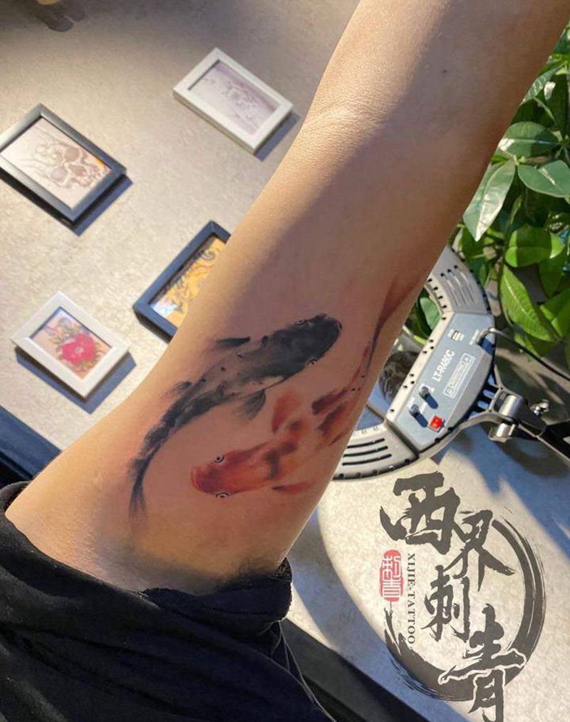 水墨双鱼纹身图片_手臂新传统水墨纹身图案
