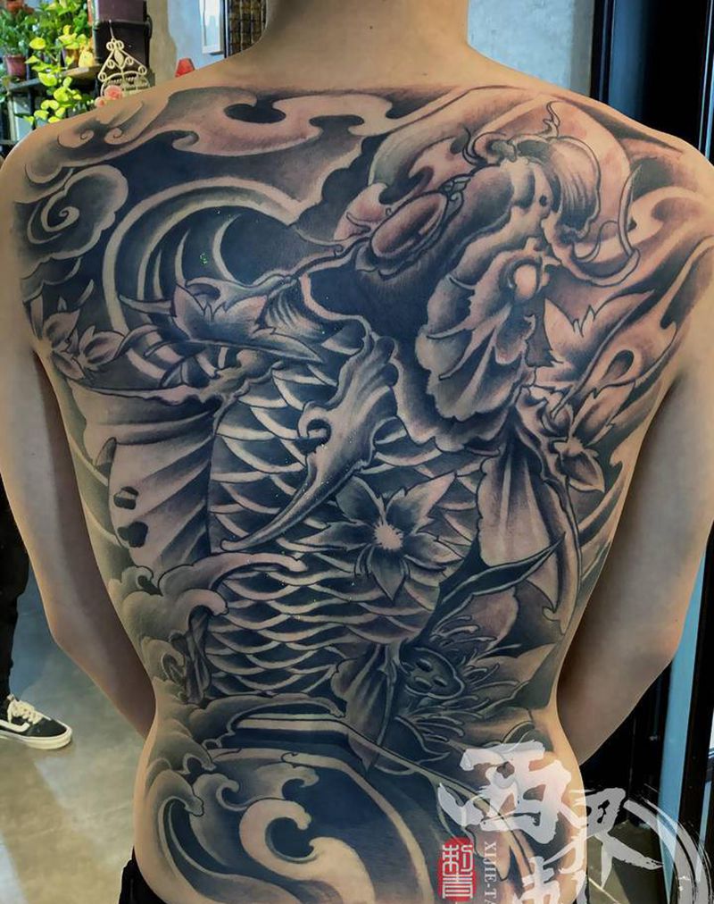 满背鱼纹身图片_背部老传统新传统纹身图案