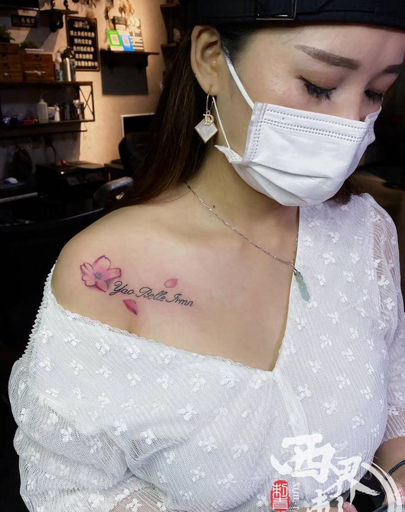 字母锁骨纹身图片_胸部颈部花体字图腾纹身图案