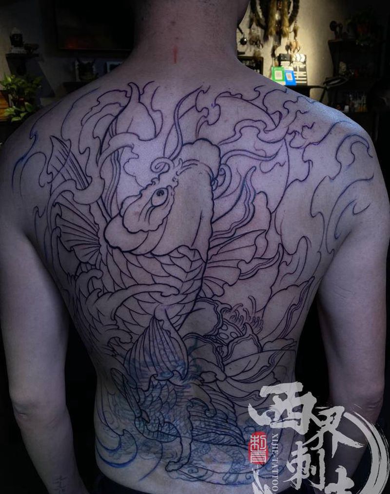 满背鲤鱼纹身图片_背部新传统纹身图案