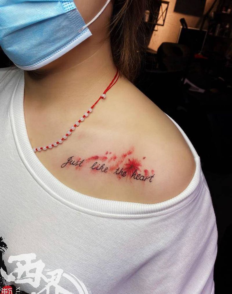 锁骨字母小清新纹身图片_胸部肩部花体字纹身图案