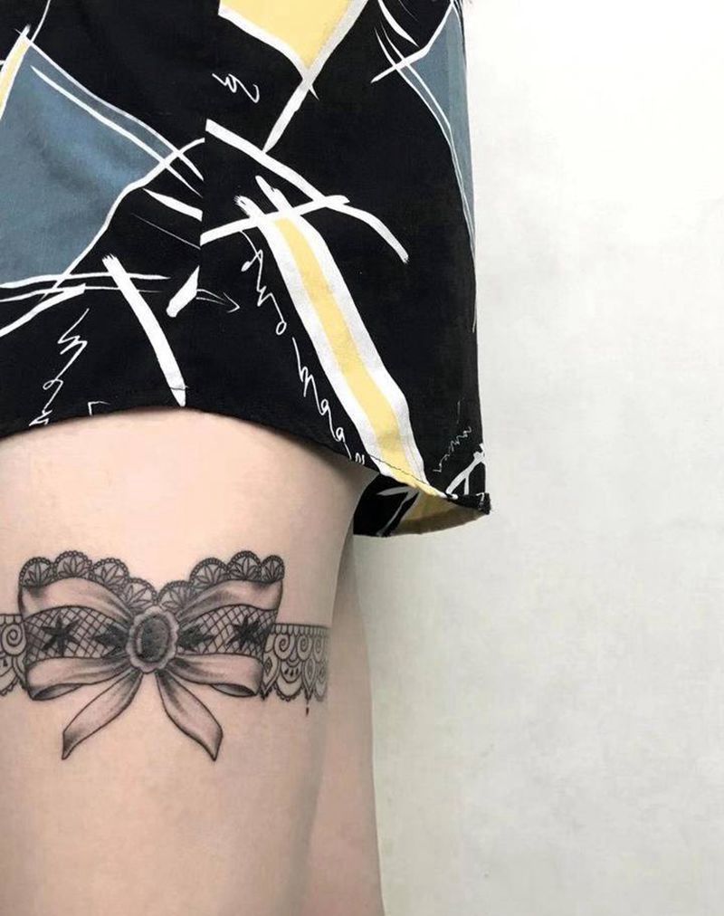 蕾丝蝴蝶结纹身图片_腿部纹身图案