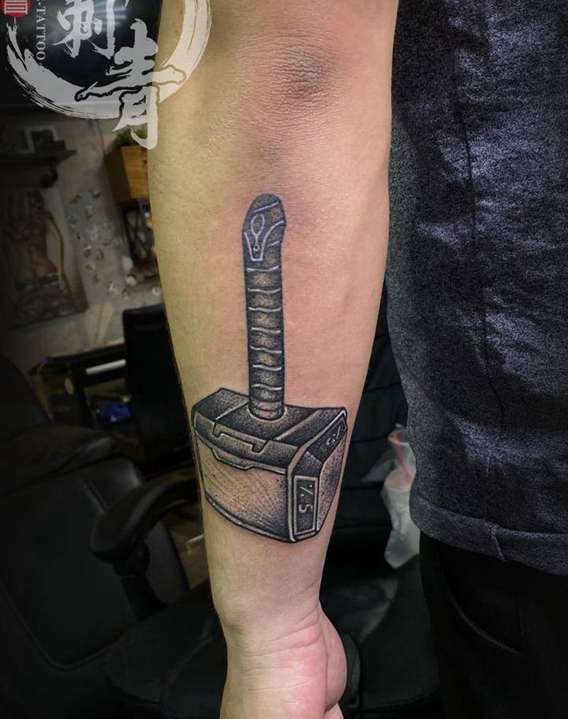 小臂雷神之锤纹身图片_手臂点刺图腾纹身图案