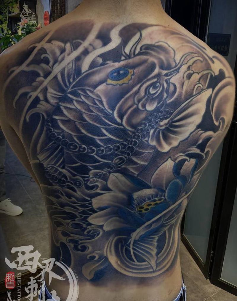 满背鲤鱼纹身图片_背部新传统老传统纹身图案
