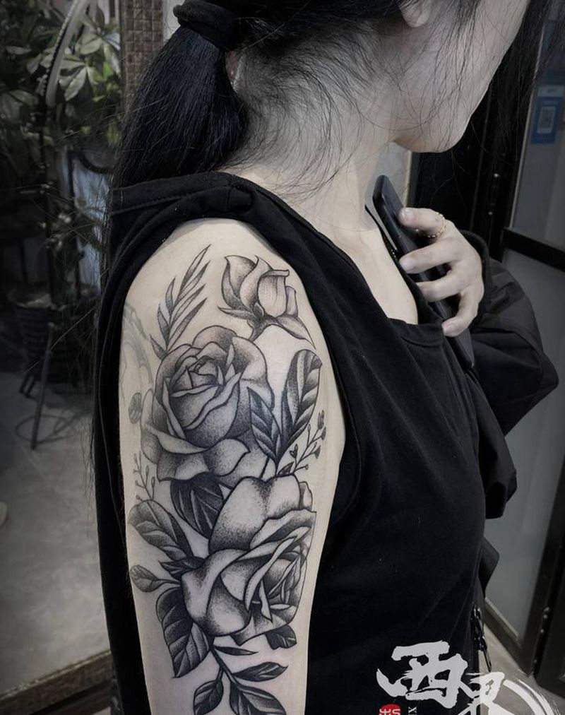 大臂素花纹身图片_手臂肩部点刺纹身图案