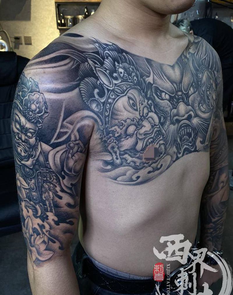 传统花胸天王纹身图片_胸部手臂新传统老传统纹身图案