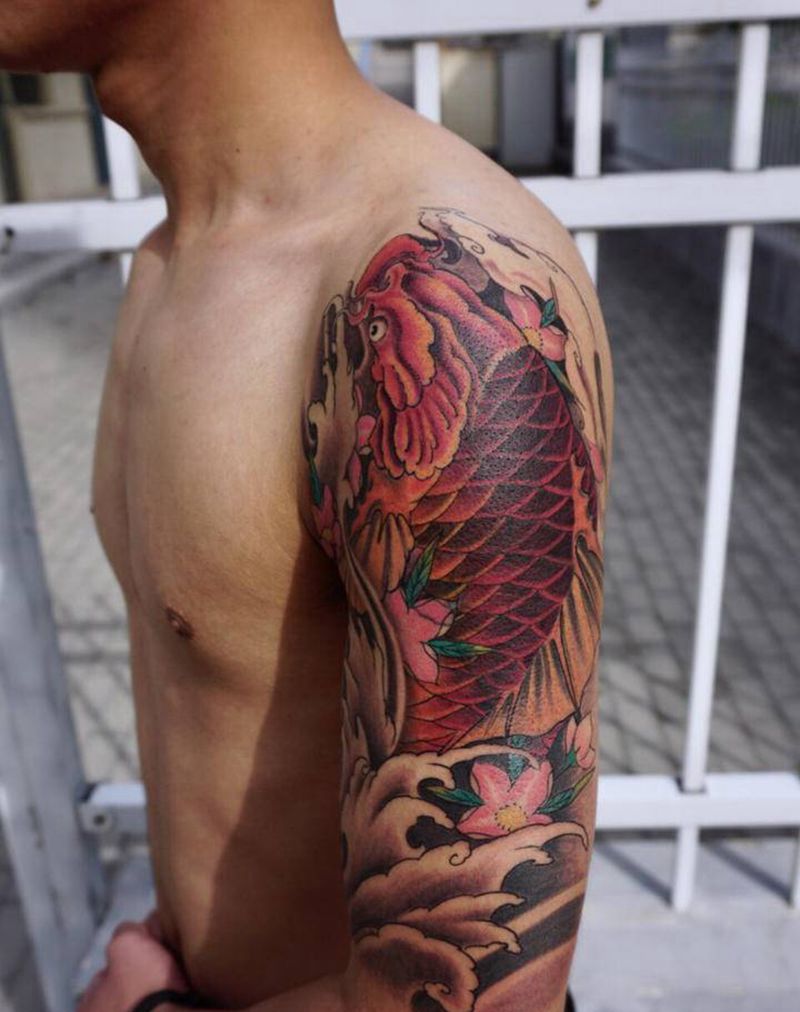 大臂鲤鱼遮盖臀部纹身图片_手臂新传统纹身图案