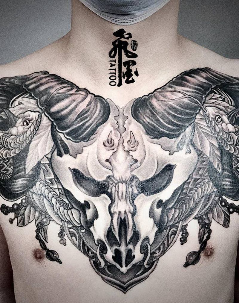 羊头骨花胸纹身图片_胸部新传统花胸羊头骨蛇纹身图案