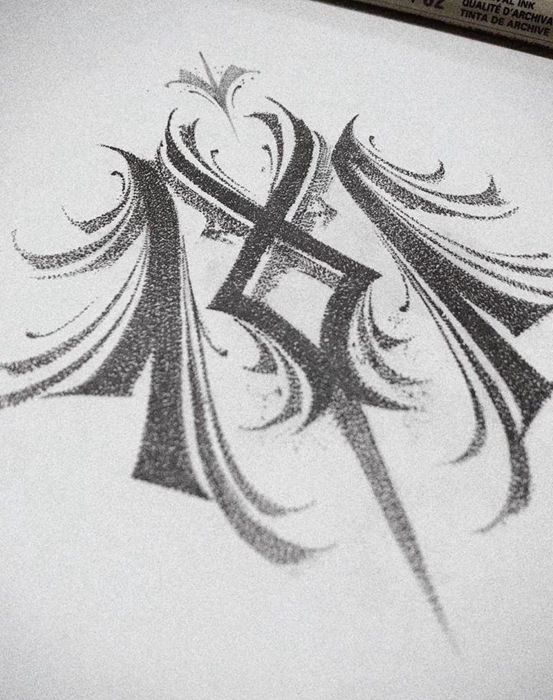 花体字母纹身图片_肩部花体字花体字纹身图案