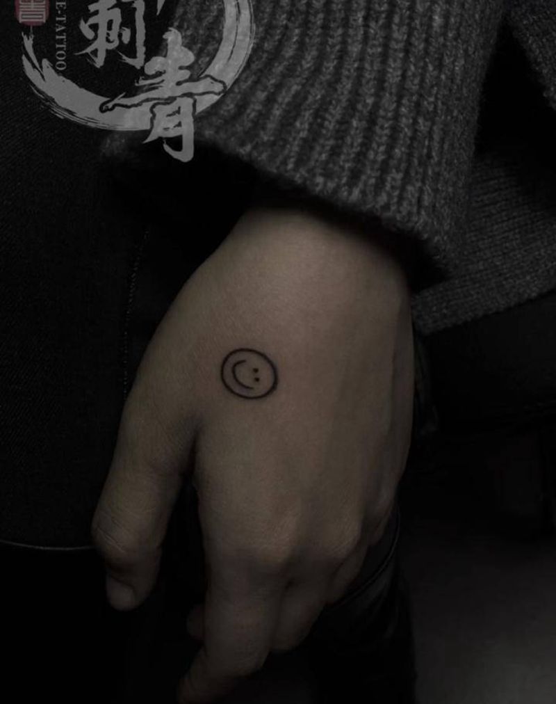 小清新纹身图片_手臂手部点刺几何纹身图案