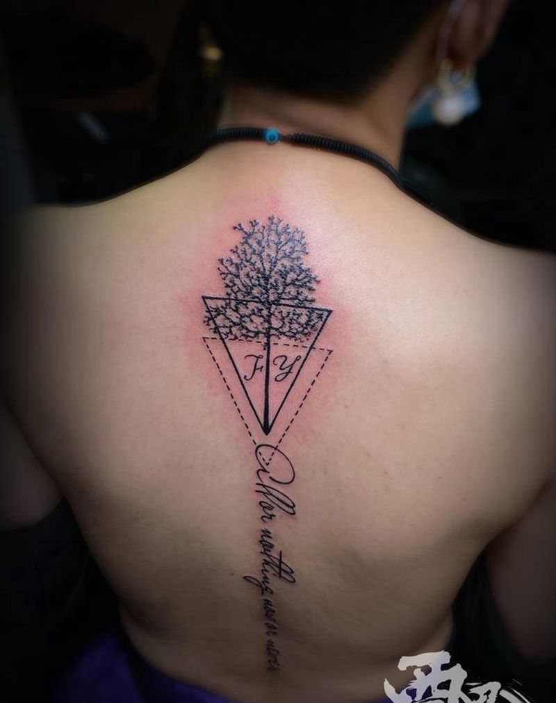 脊柱英文纹身图片_颈部背部花体字几何纹身图案