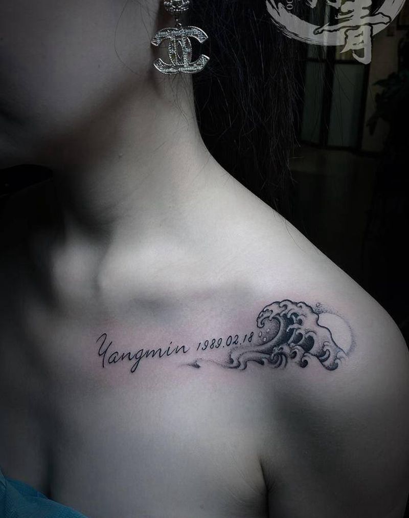 锁骨字母水浪纹身图片_胸部肩部花体字点刺纹身图案